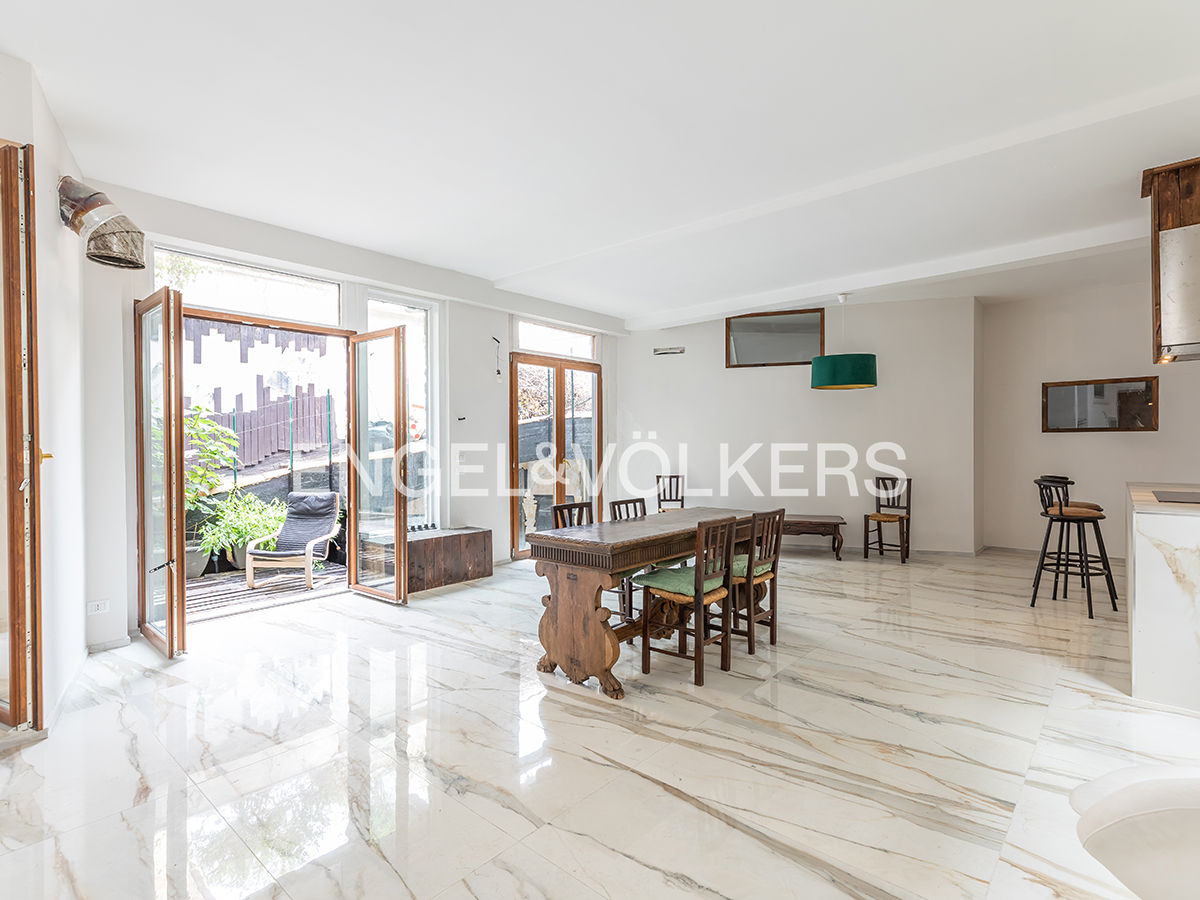 Spacious one-bedroom apartment in a detached villa on Via dell'Usignolo
