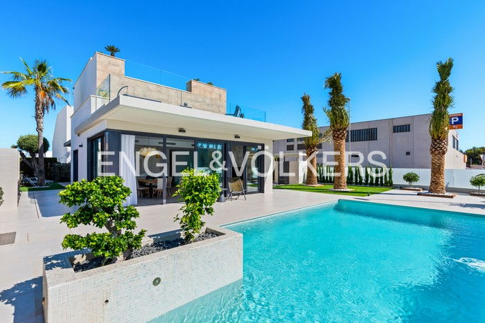 Casa de Lujo con Piscina y Terraza Panorámica  al mar en Campoamor