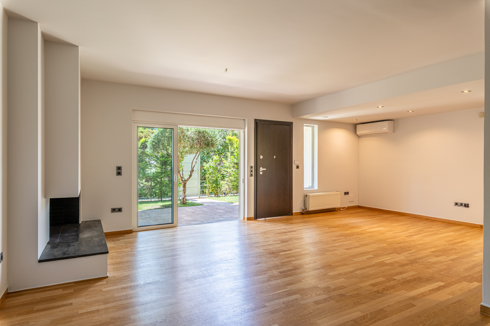 Exceptional 180 sq.m. maisonette with  private garden & 2 parking