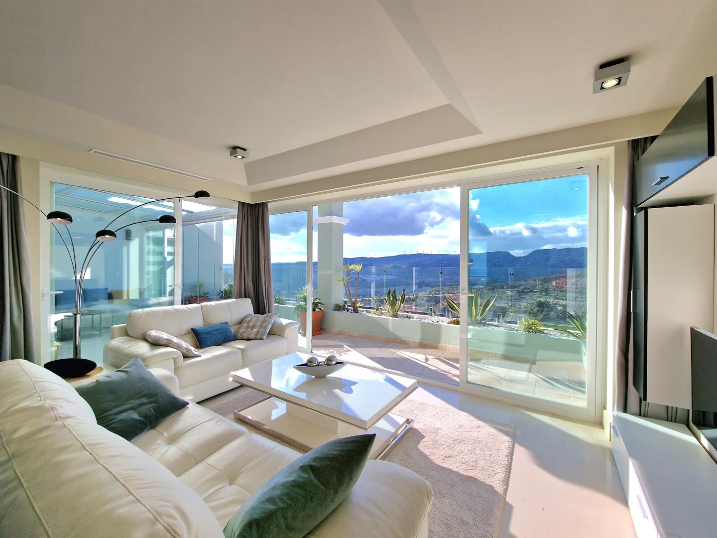 Modernes Penthouse mit atemberaubendem Meer- und Bergblick