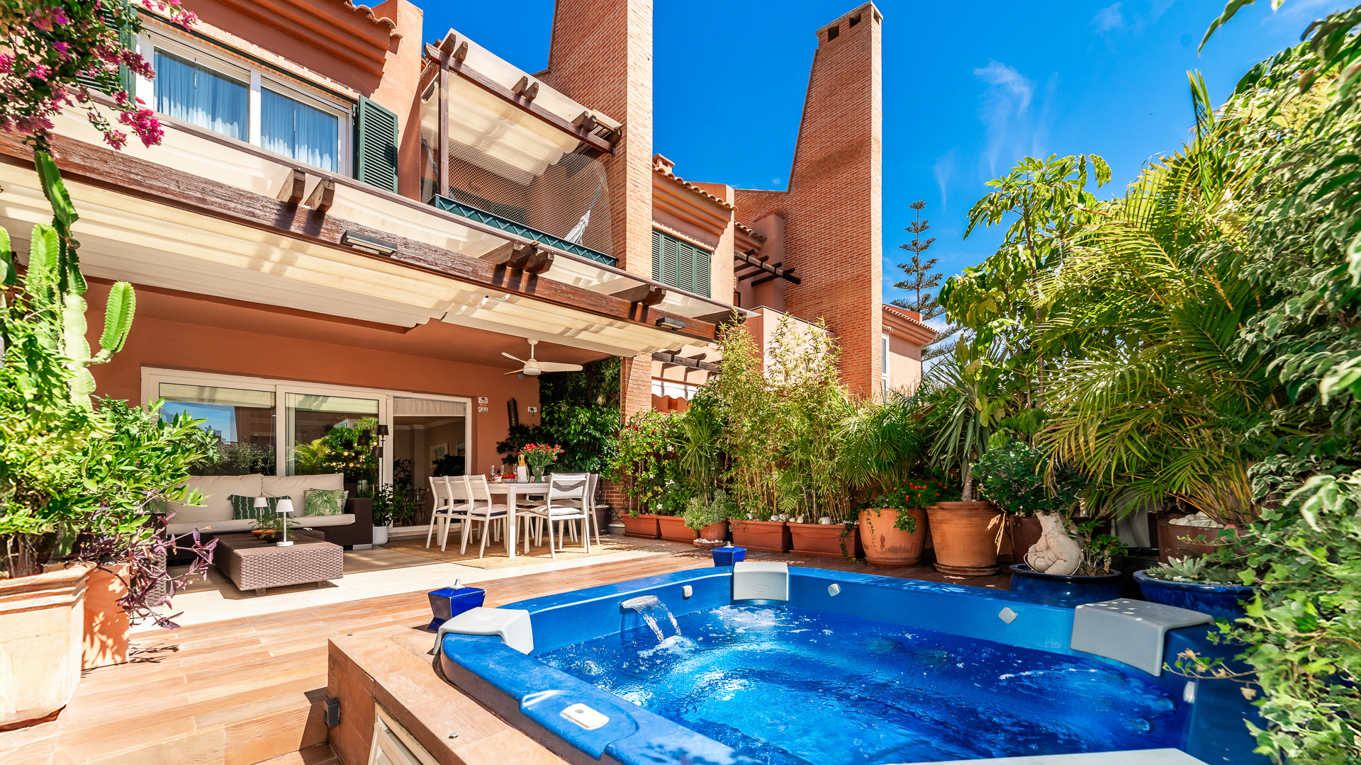 Spacious Townhouse with Jacuzzi, Pool and Paddle next to the Beach in Los Monteros