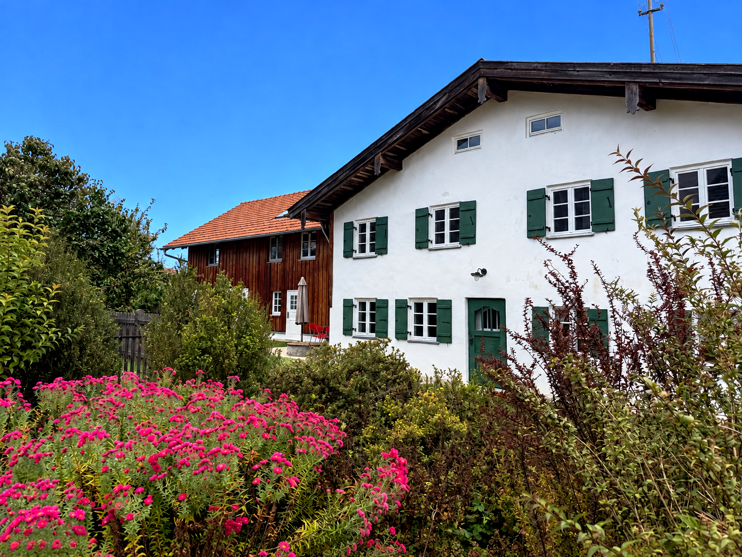 Alter Charme, neuer Glanz: Außergewöhnliches Bauernhaus kernsaniert [AI-modified]
