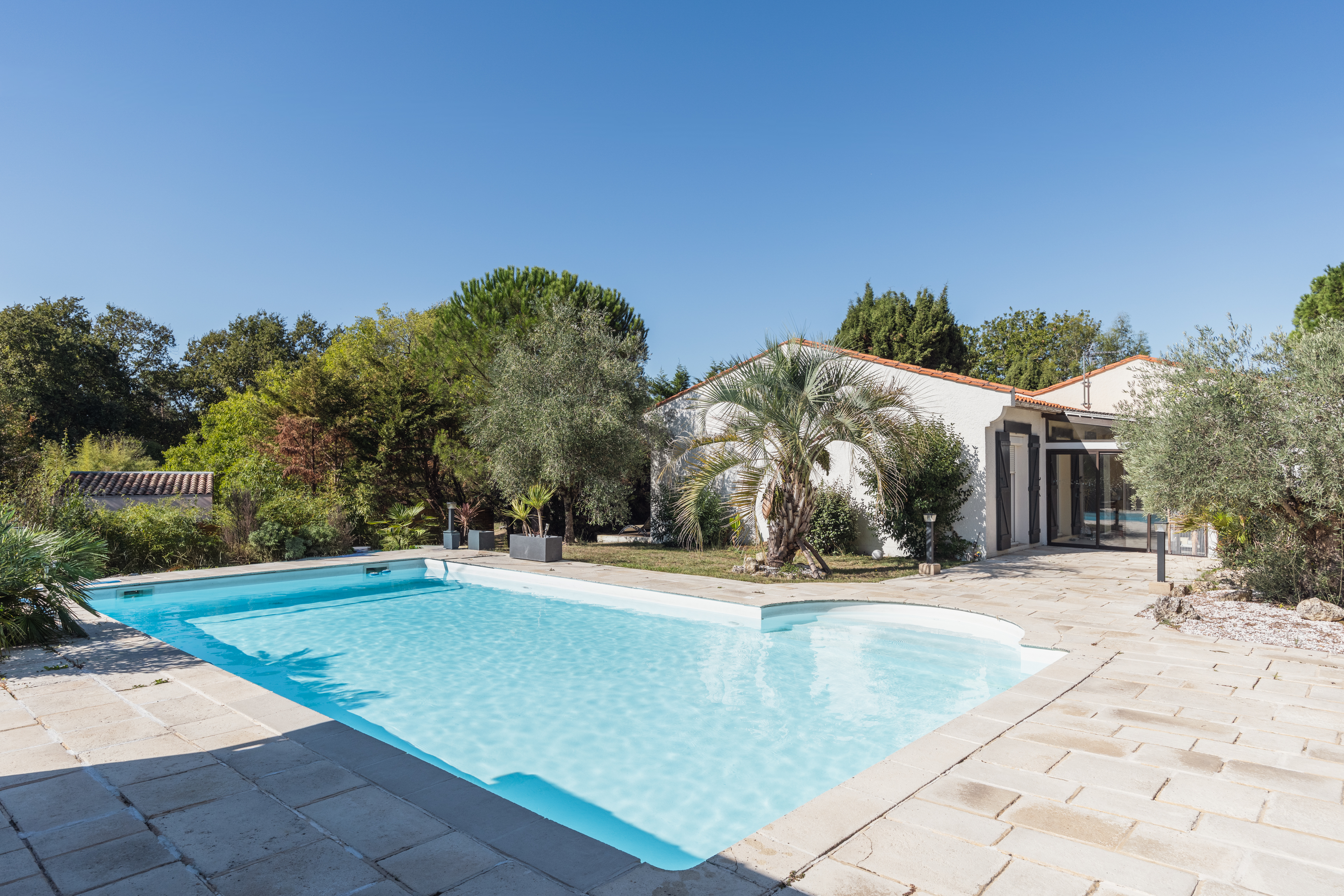 Single-storey house, pool and 2,380 m² of enclosed grounds — Carignan-de-Bordeaux, 20 minutes from Bordeaux