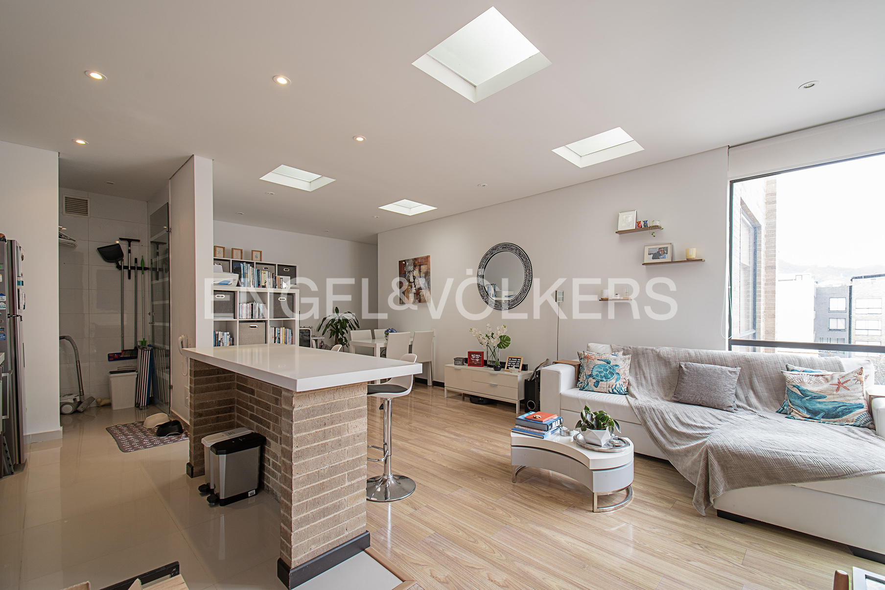 Moderno apartamento con balcón para arriendo en Santa Bárbara