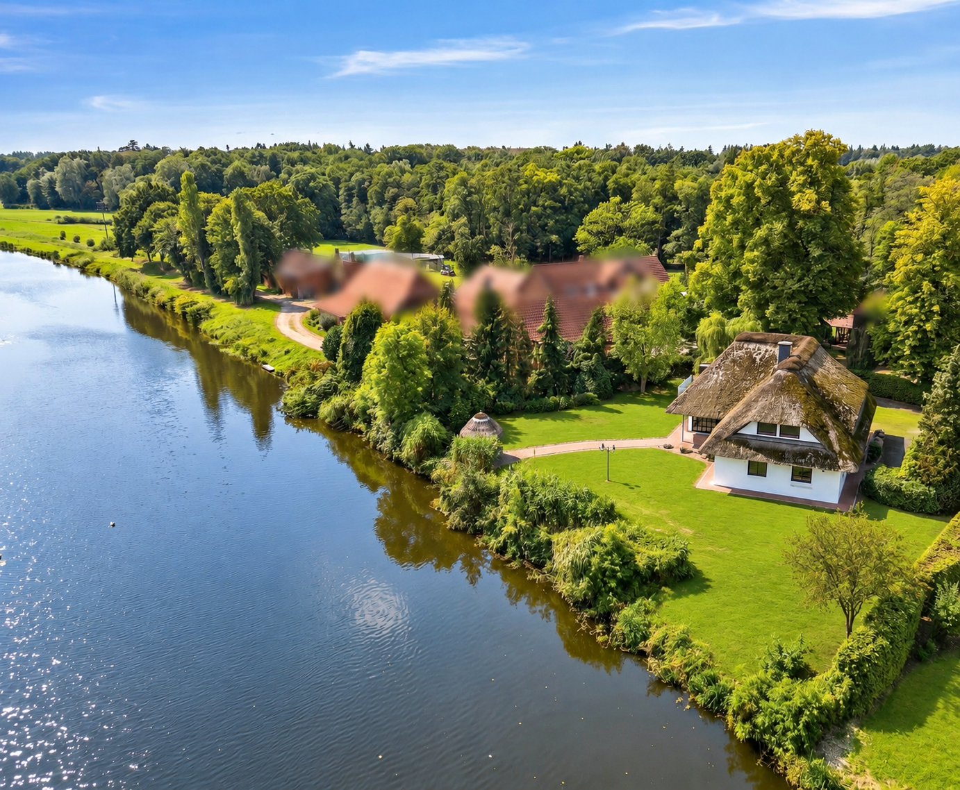 AUSSERGEWÖHNLICHE REETVILLA IN DIREKTER WASSERLAGE