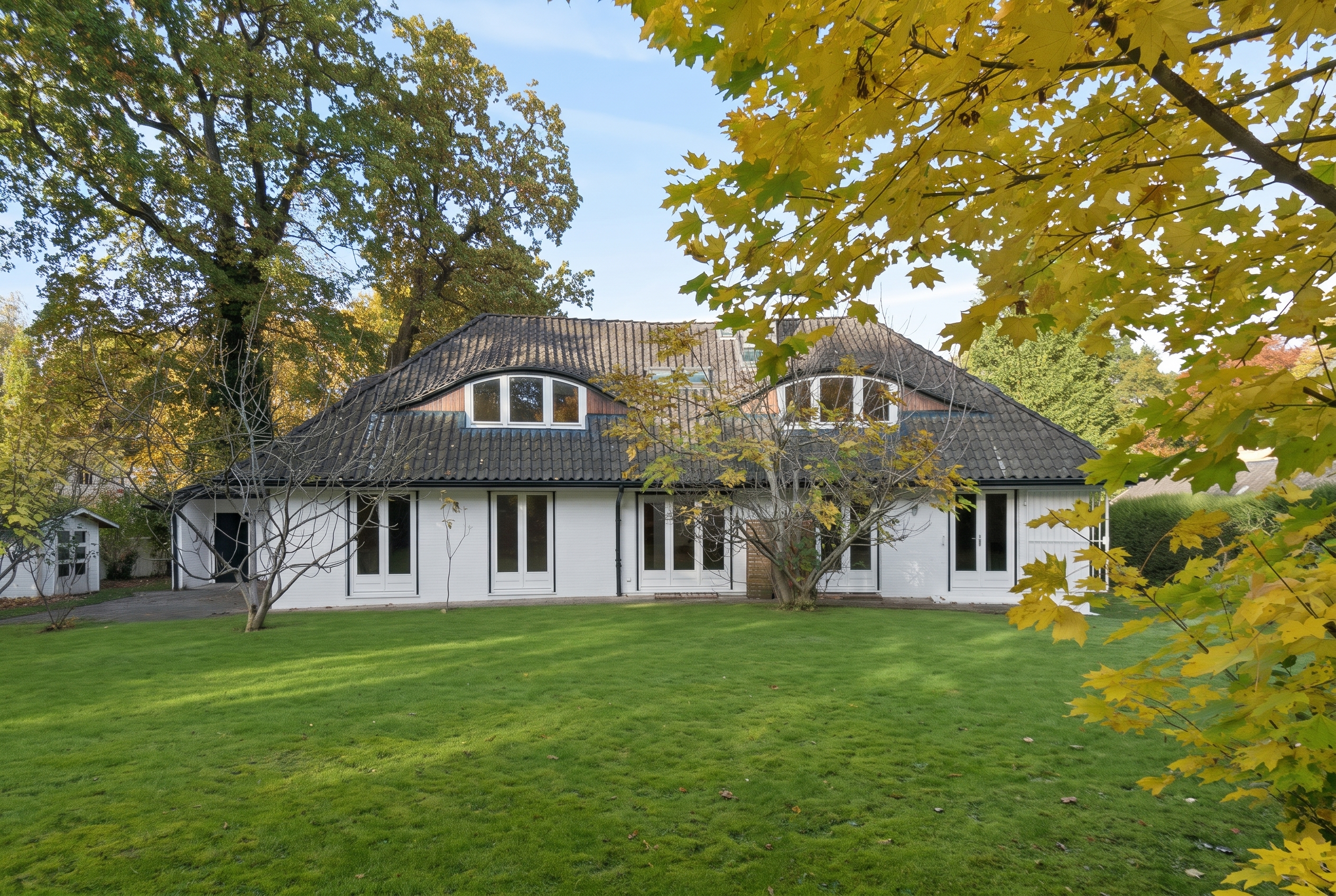 Elegantes Jugendstil-Landhaus optional mit Einliegerwohnung [AI-modified]