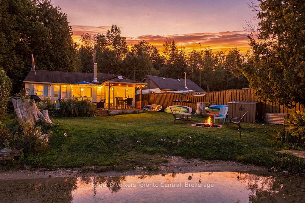Your Four Season Lakeside Retreat Awaits
