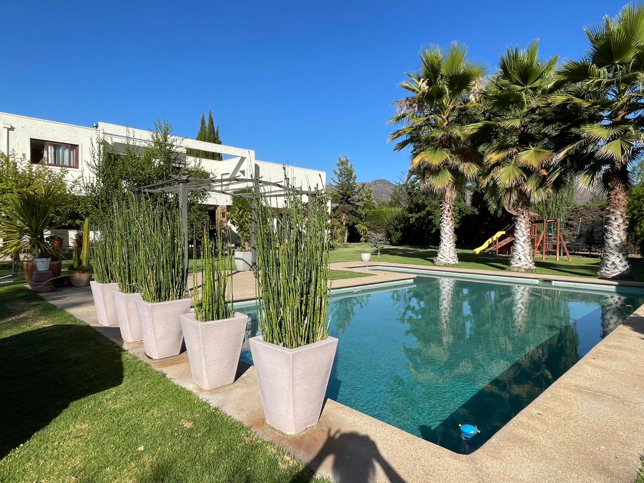 Moderna Casa, con Quincho y Piscina en Condominio