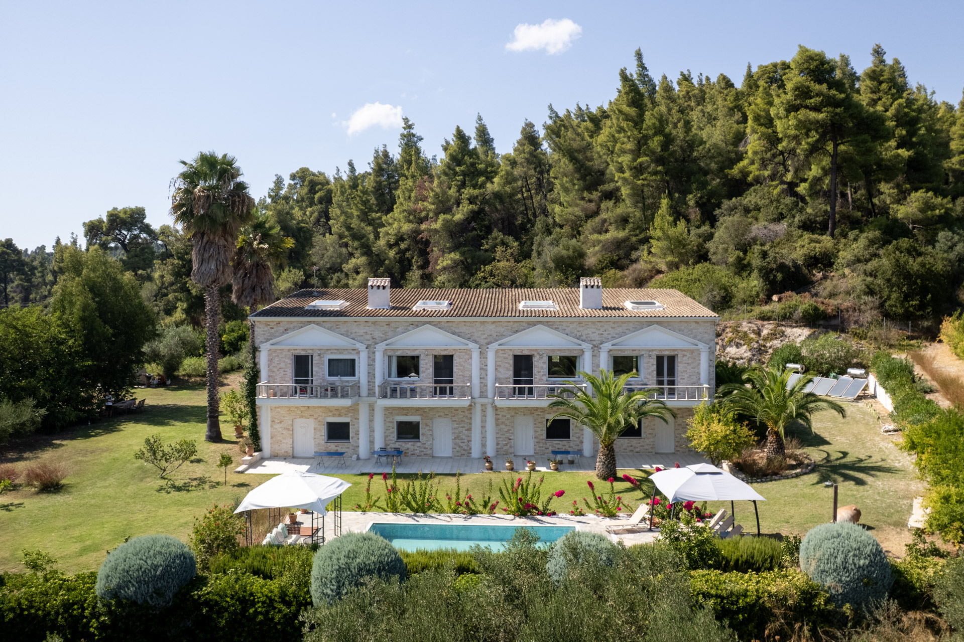 Investment 8-unit retreat with pool & sauna