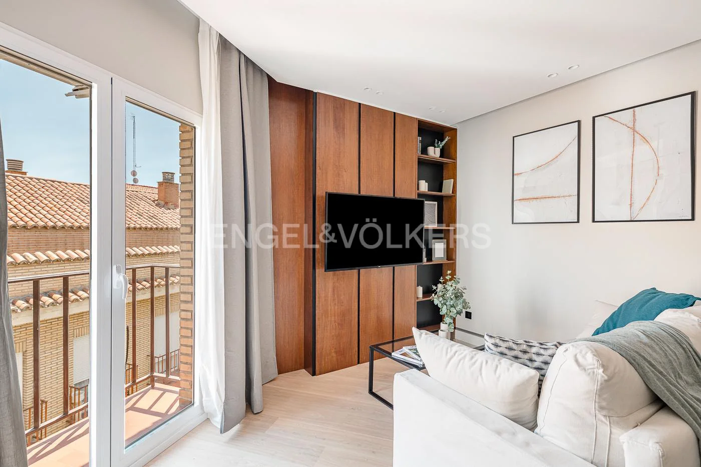 Bright refurbished flat in Cortes District