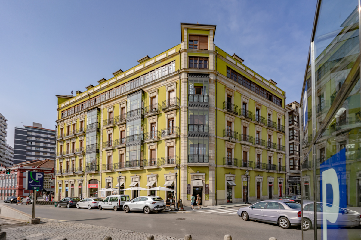 Bright premium apartment with garage and storage room right in the city center