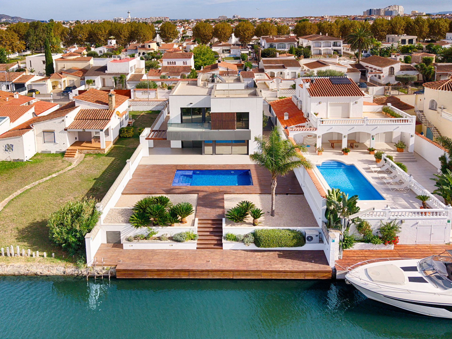 Modern house on a wide canal with a 17 m mooring