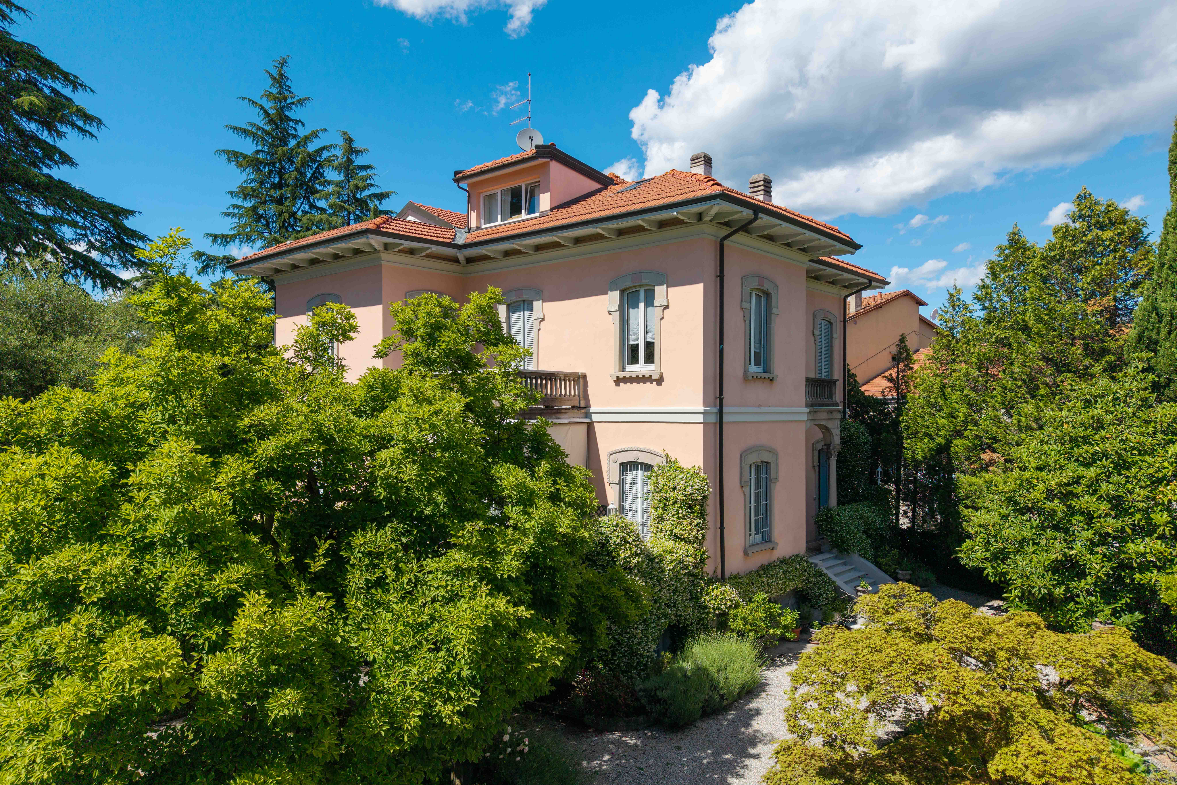 Art Nouveau charm in a prime spot: exclusive duplex in a villa