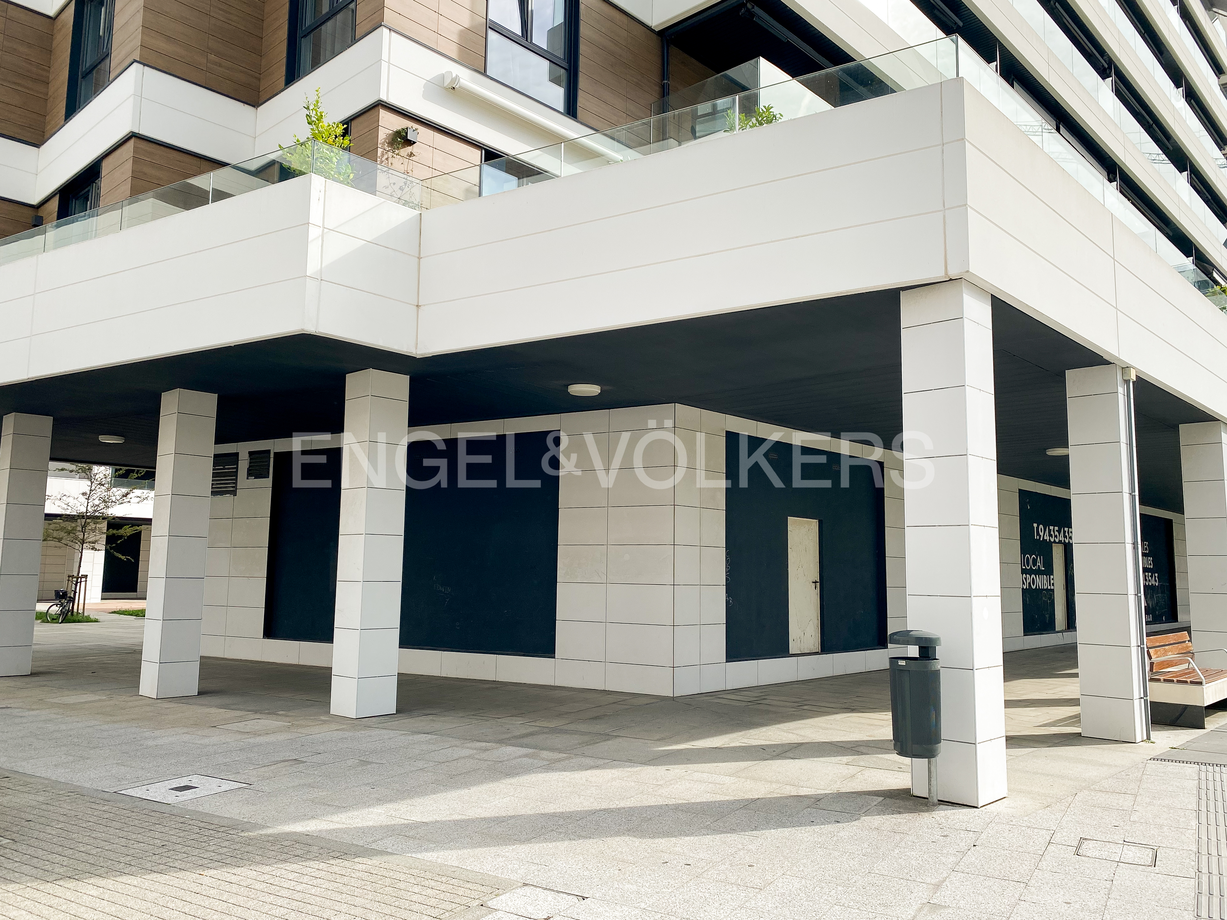 Commercial premises for rent in Zarautz – Three façades and great potential for your business