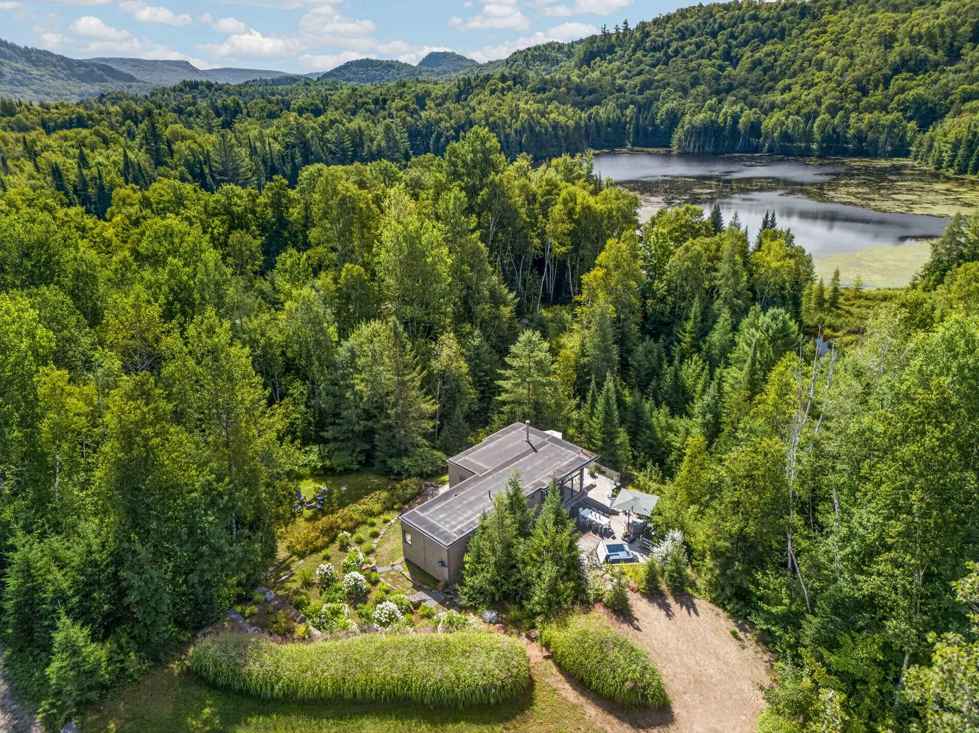 Nature, Design & Waterfront Living Near Tremblant