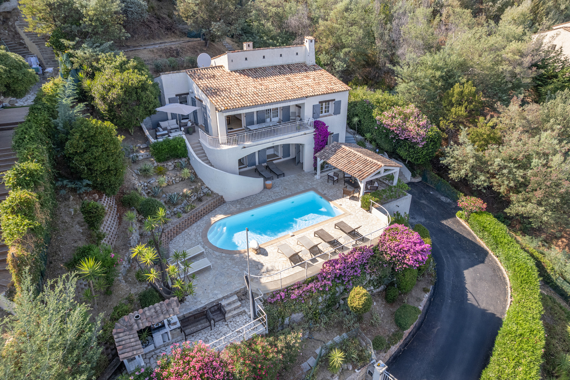 Provençal villa, commanding sea view with double garage