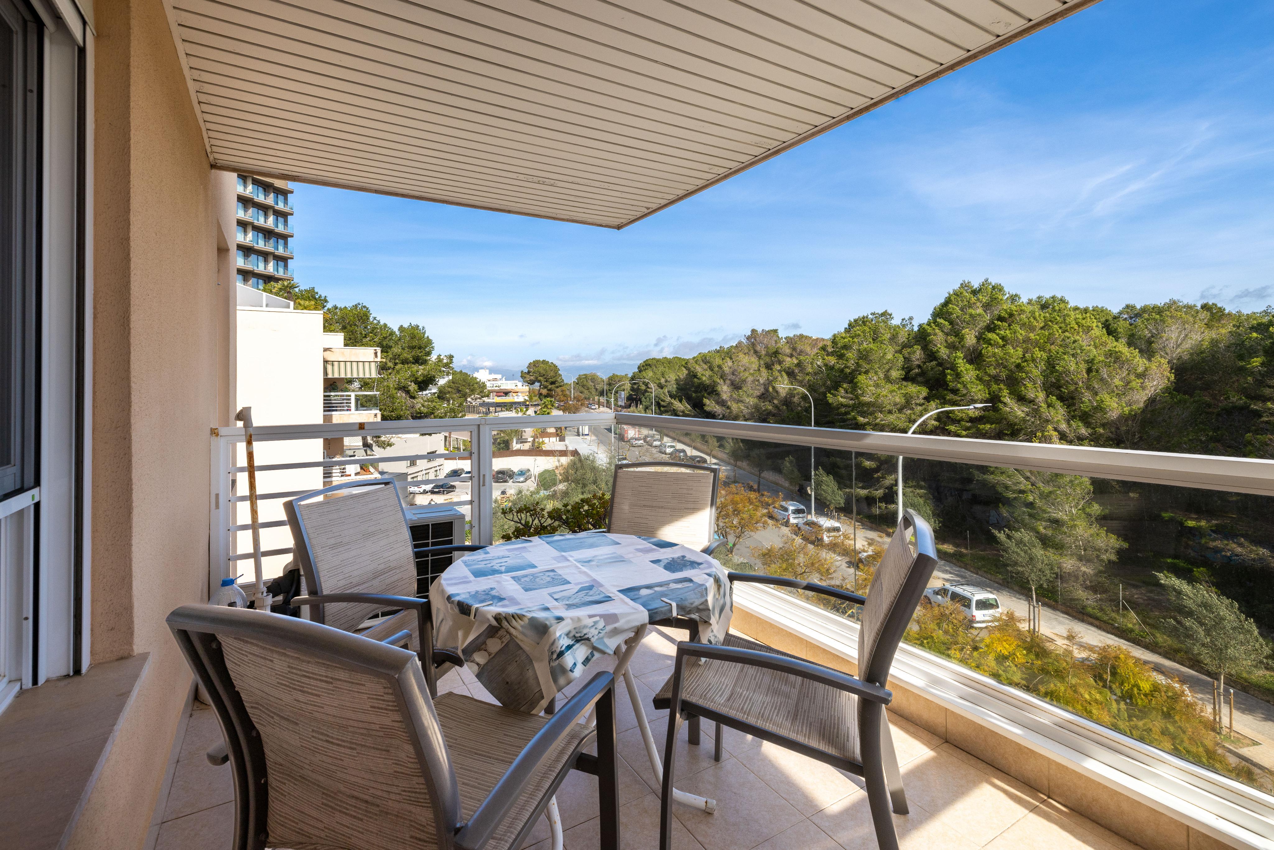 Lichtdurchflutetes Apartment mit Pool, Balkon und tollem Blick