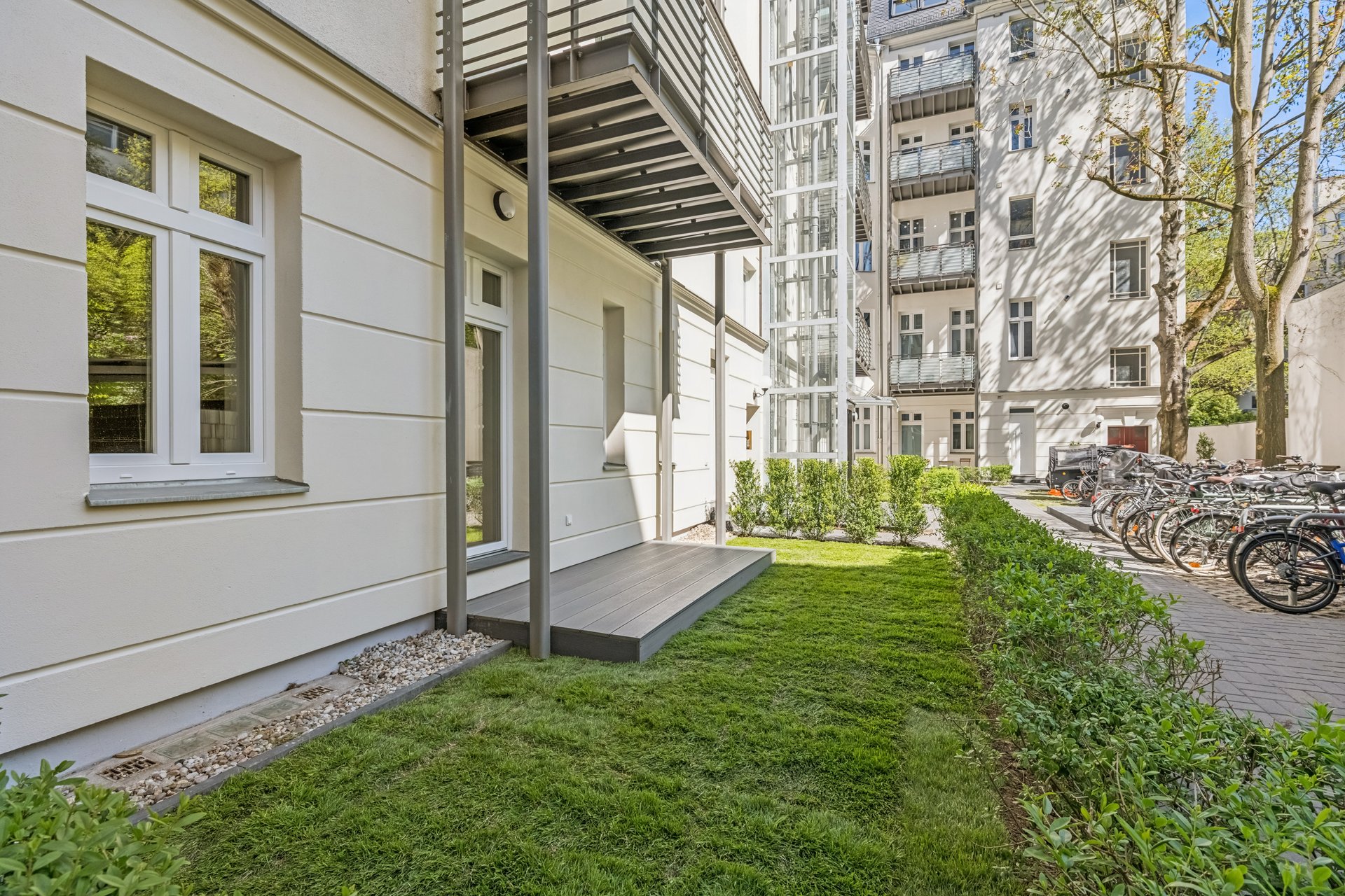 Nahe Savigny-Platz: Kernsanierte und sehr helle 2-Zimmer-Wohnung mit Terrasse