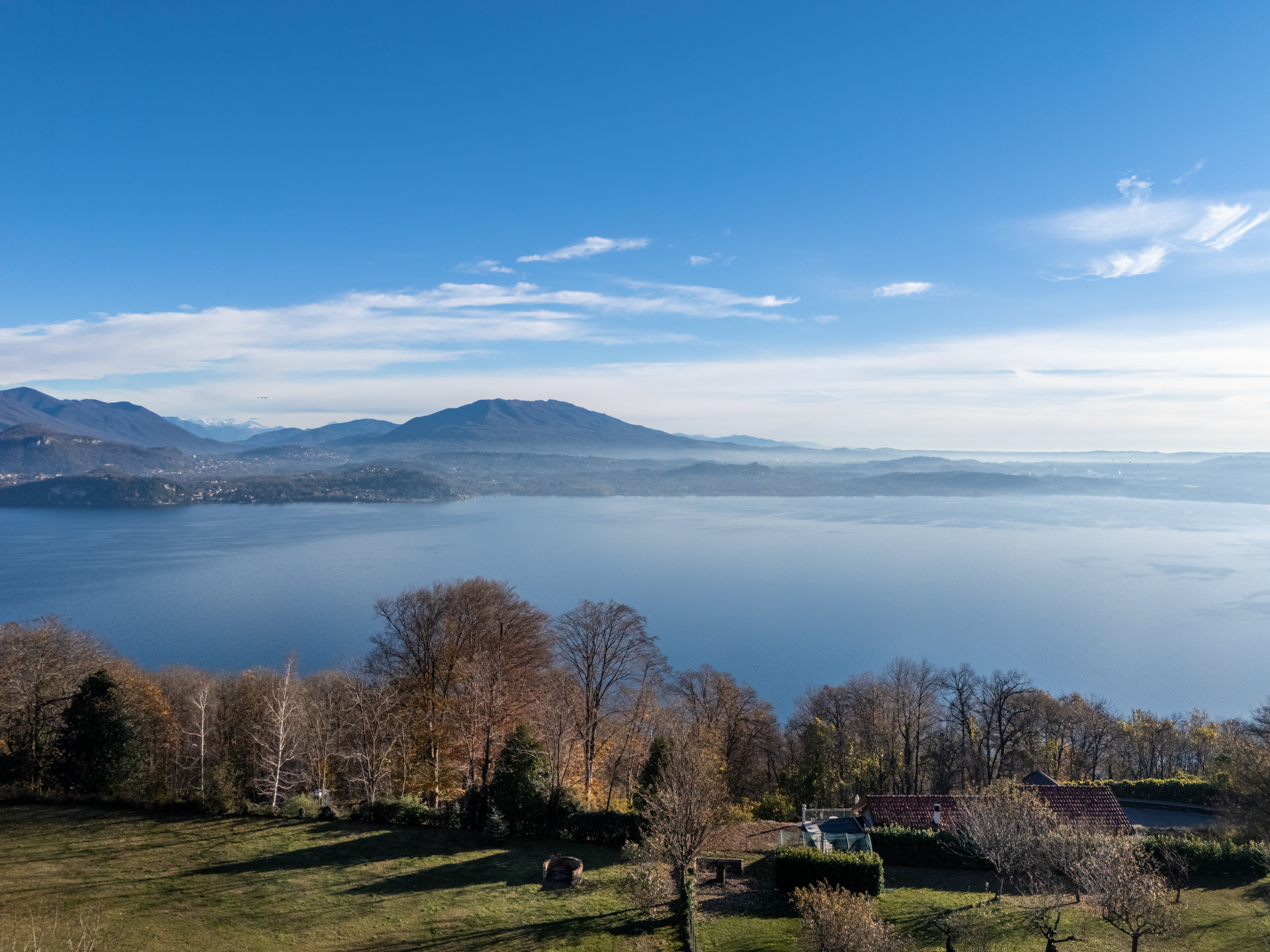 Neubauvilla mit Seeblick und Pool