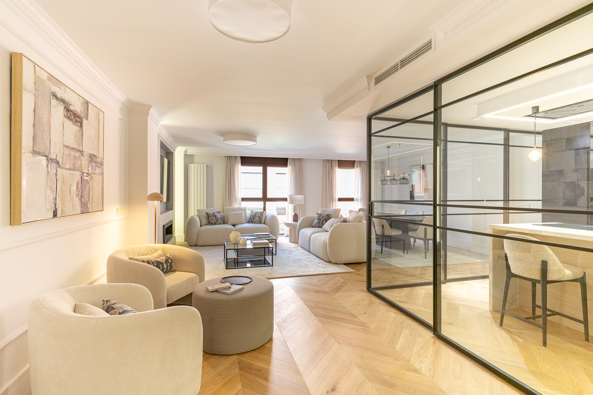 Modern flat with open views and two parking spaces on Castelló Street