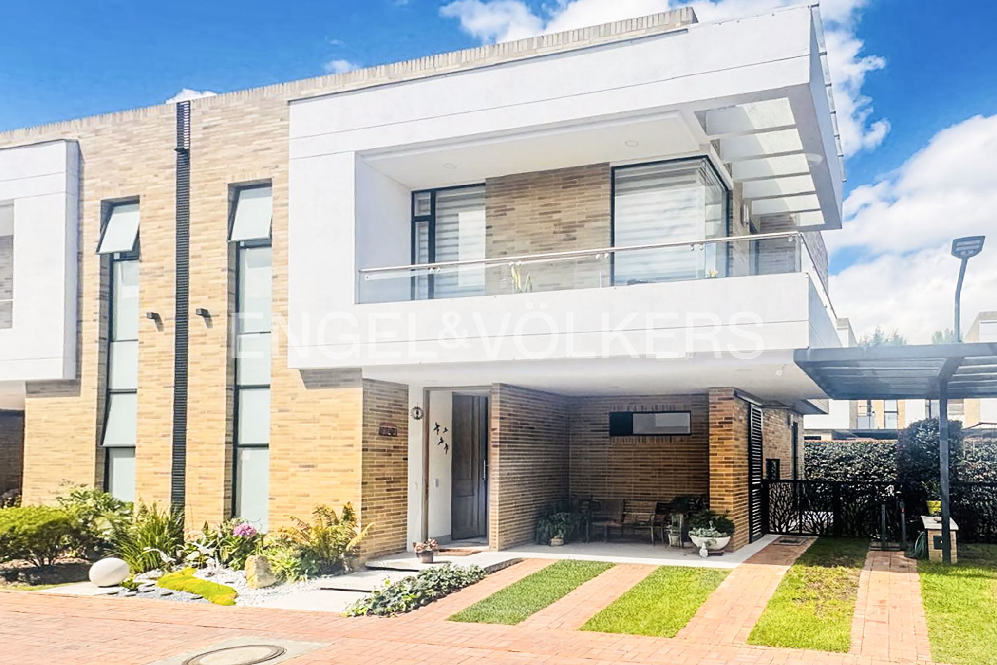 Casa con jardín para arriendo en Chía