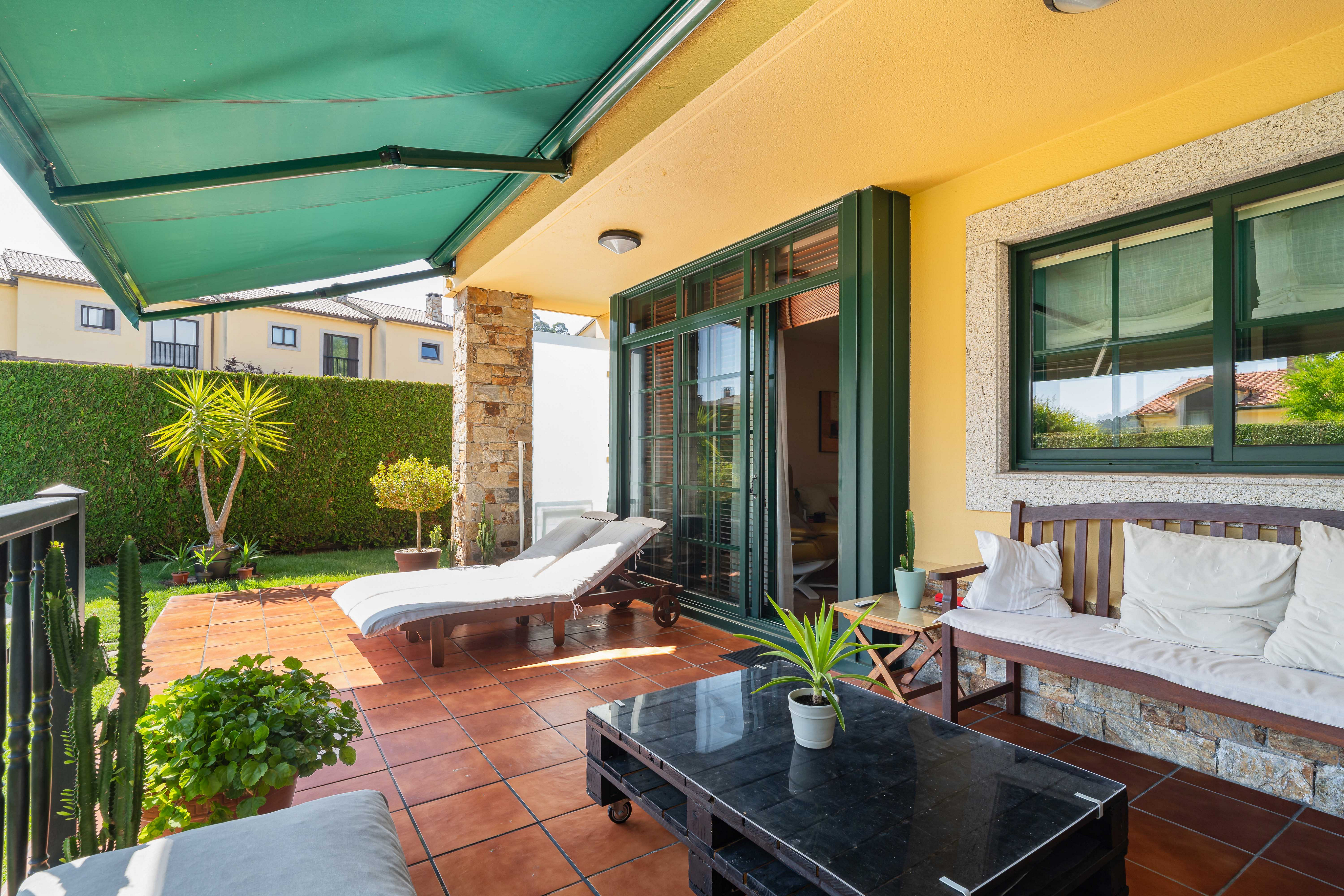 Chalet pareado con piscina