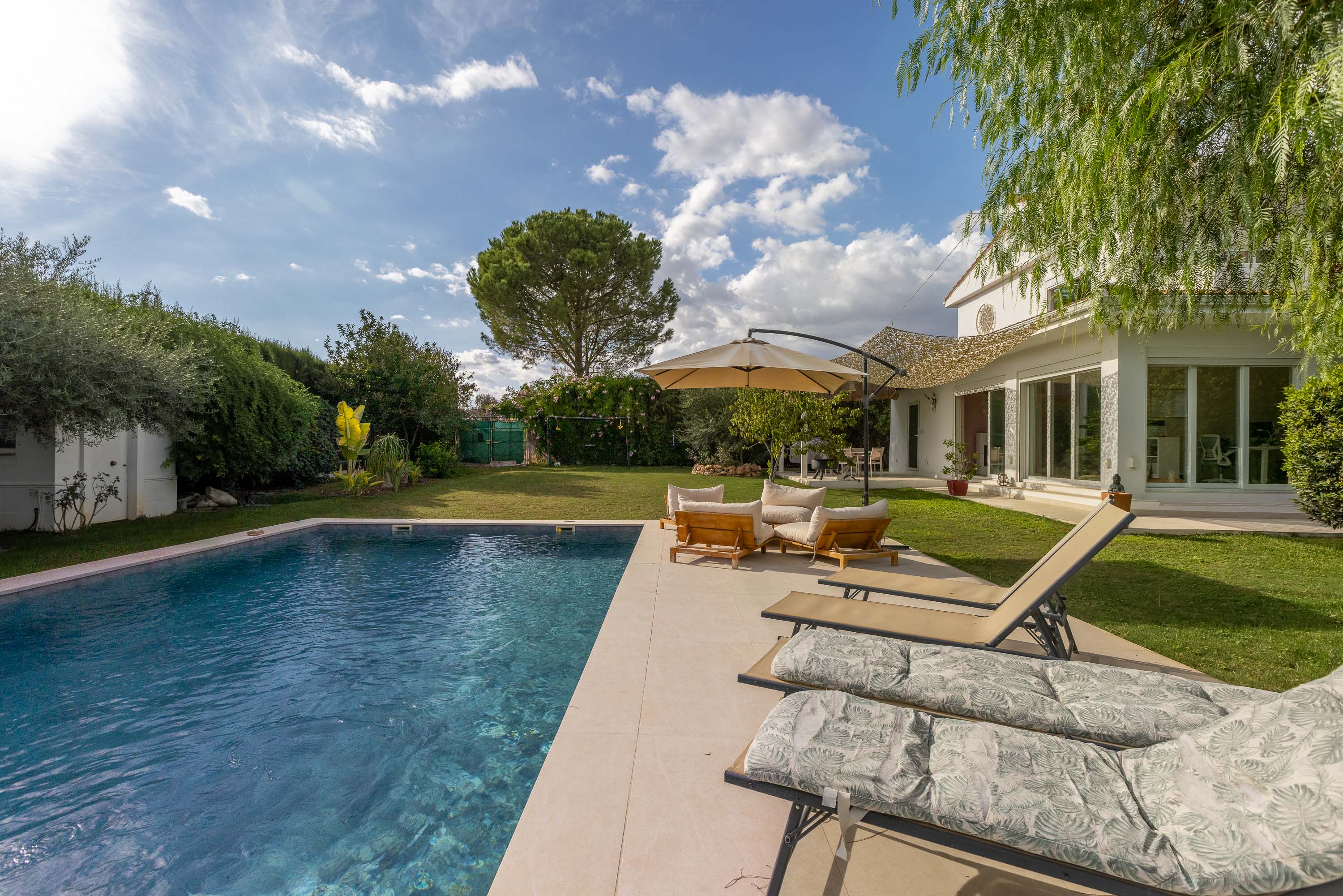 Exclusivity and privacy in one of Valencina’s most prestigious areas