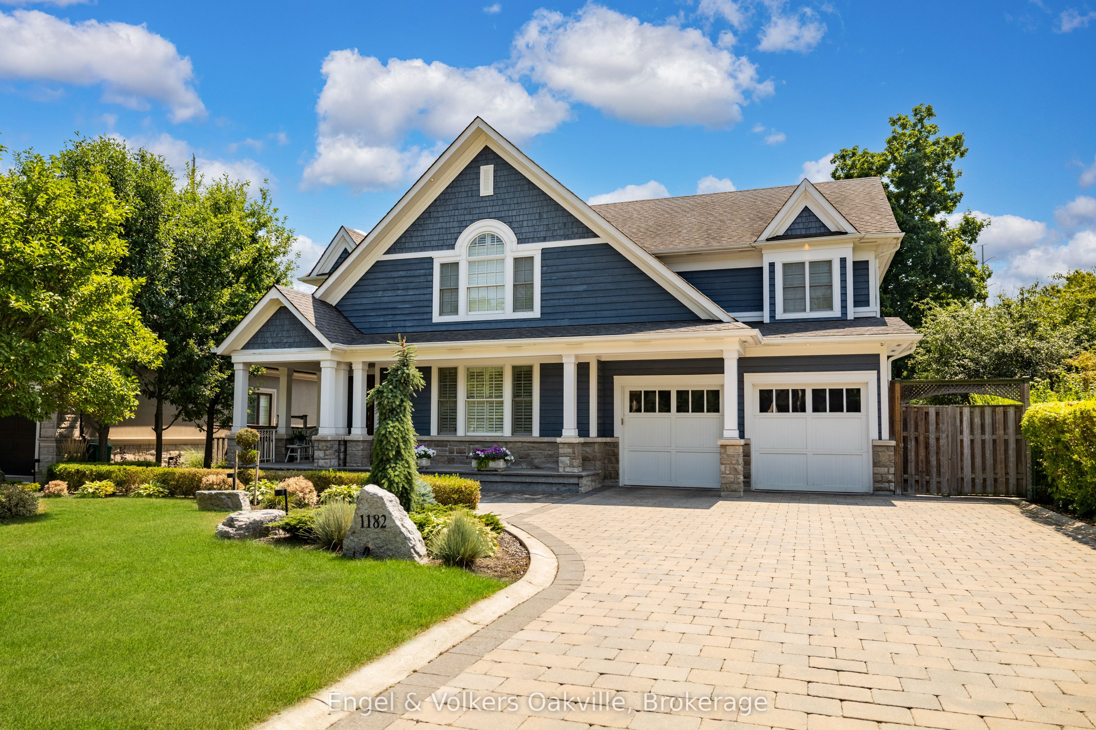 Architectural Excellence in Prestigious Lorne Park