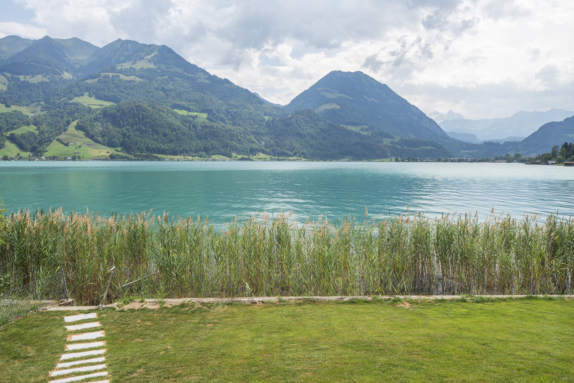 Traumhaftes Wohnen mit Seeanstoss und Bergpanorama