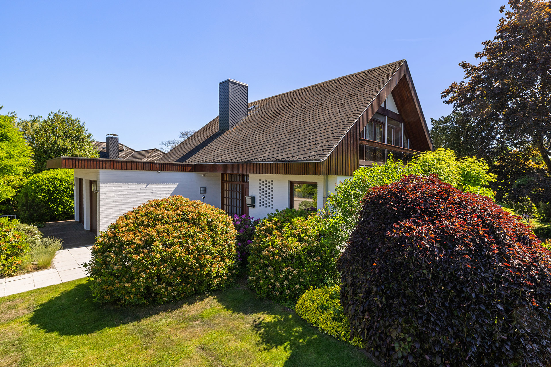Großzügiges Einfamilienhaus mit Pool, West-Terrasse und Doppelgarage