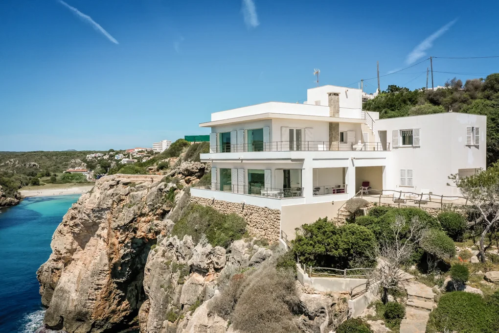 Fabulous villa on the cliffs of Cala en Porter