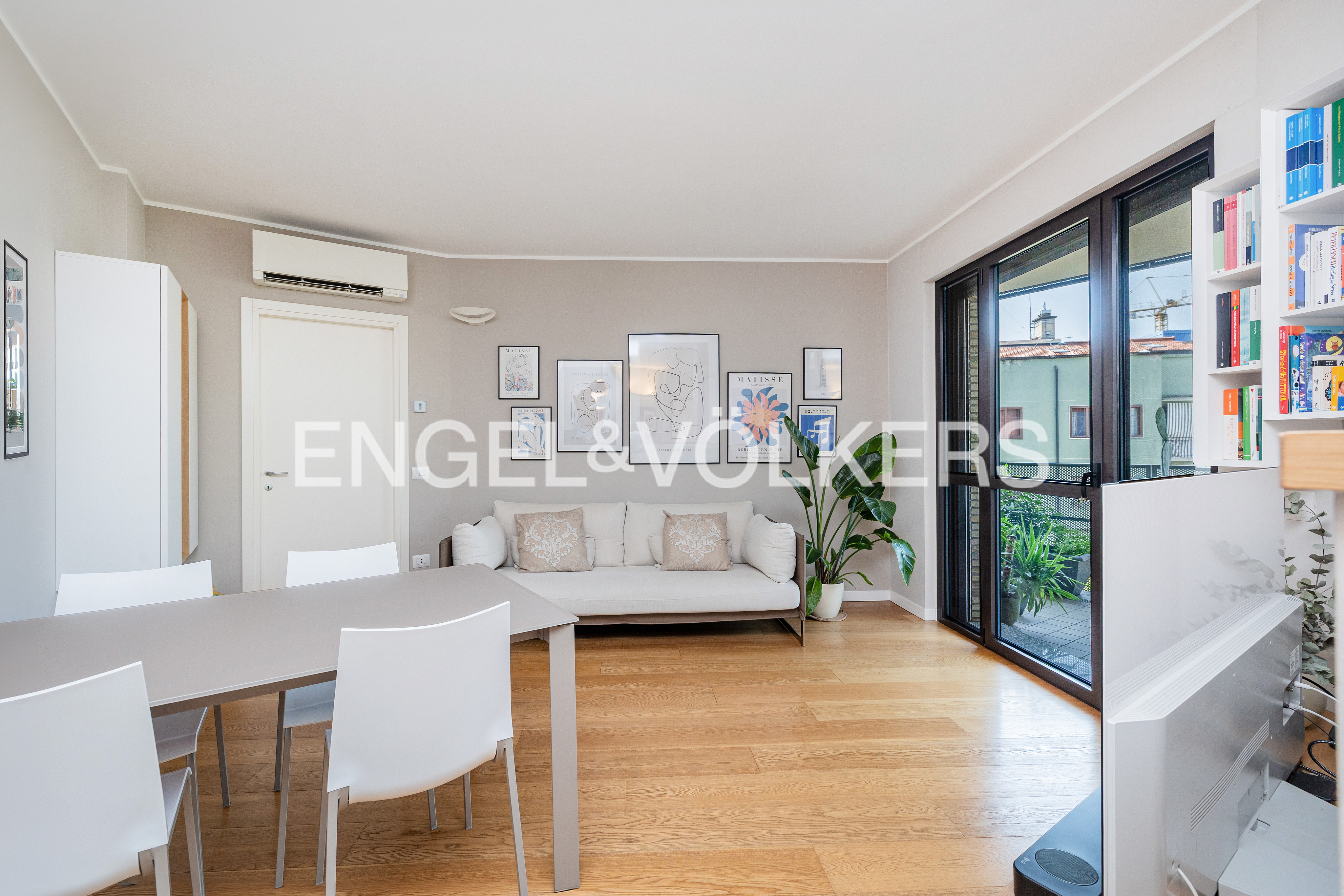 Contemporary Elegance with a Terrace in Piazza Bonomelli