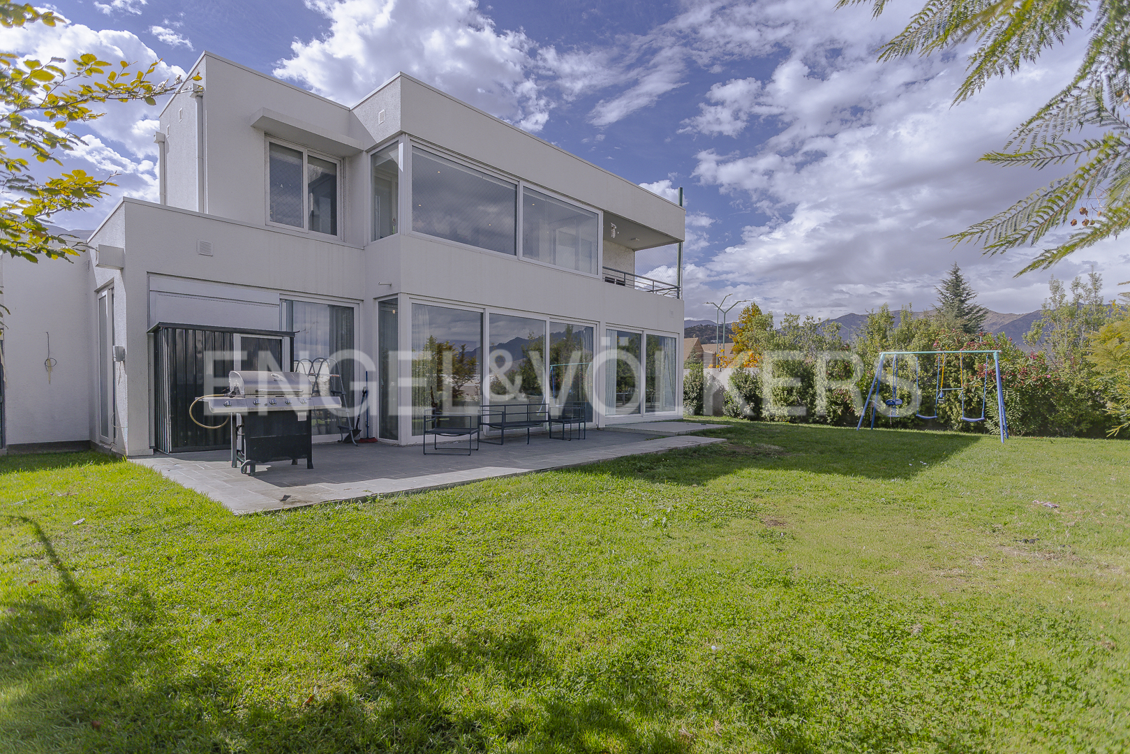 Casa mediterránea con amplio jardín cercana a Jumbo Pie Andino