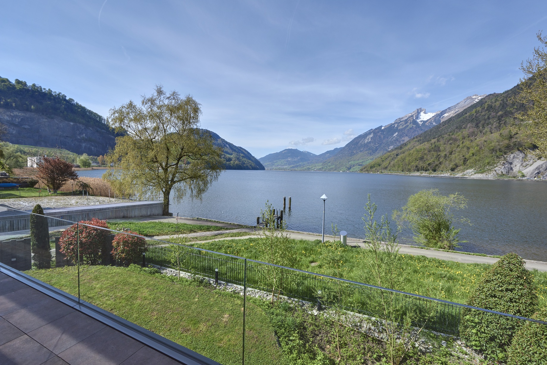 Moderne Villa am See mit privatem Bootssteg & Pool