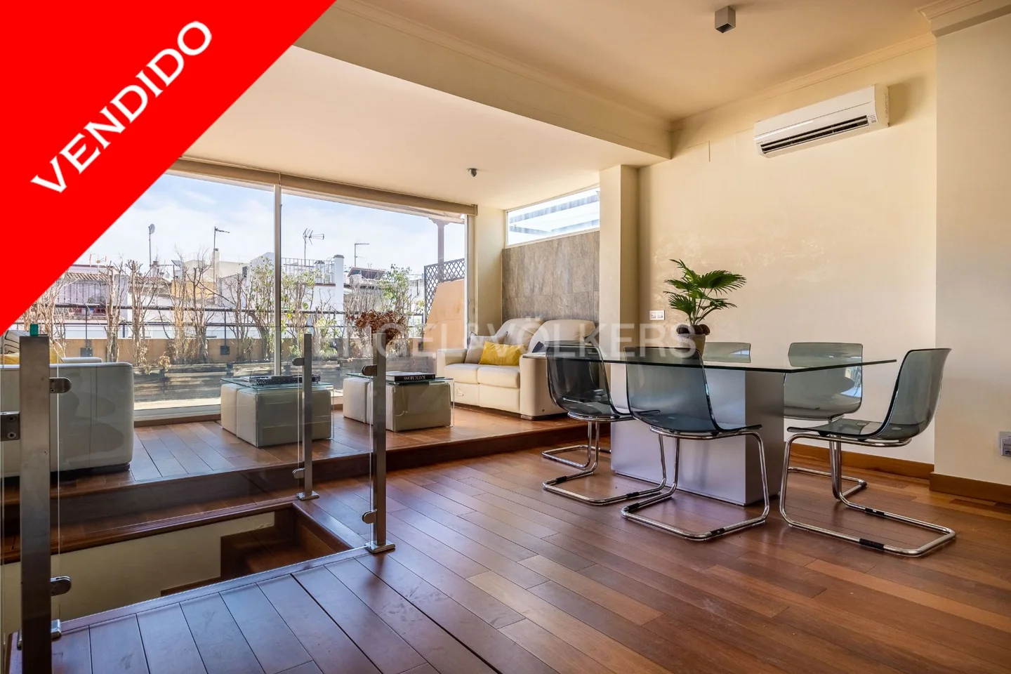 Exclusive top-floor duplex apartment with terrace and views of the Cathedral of Seville.