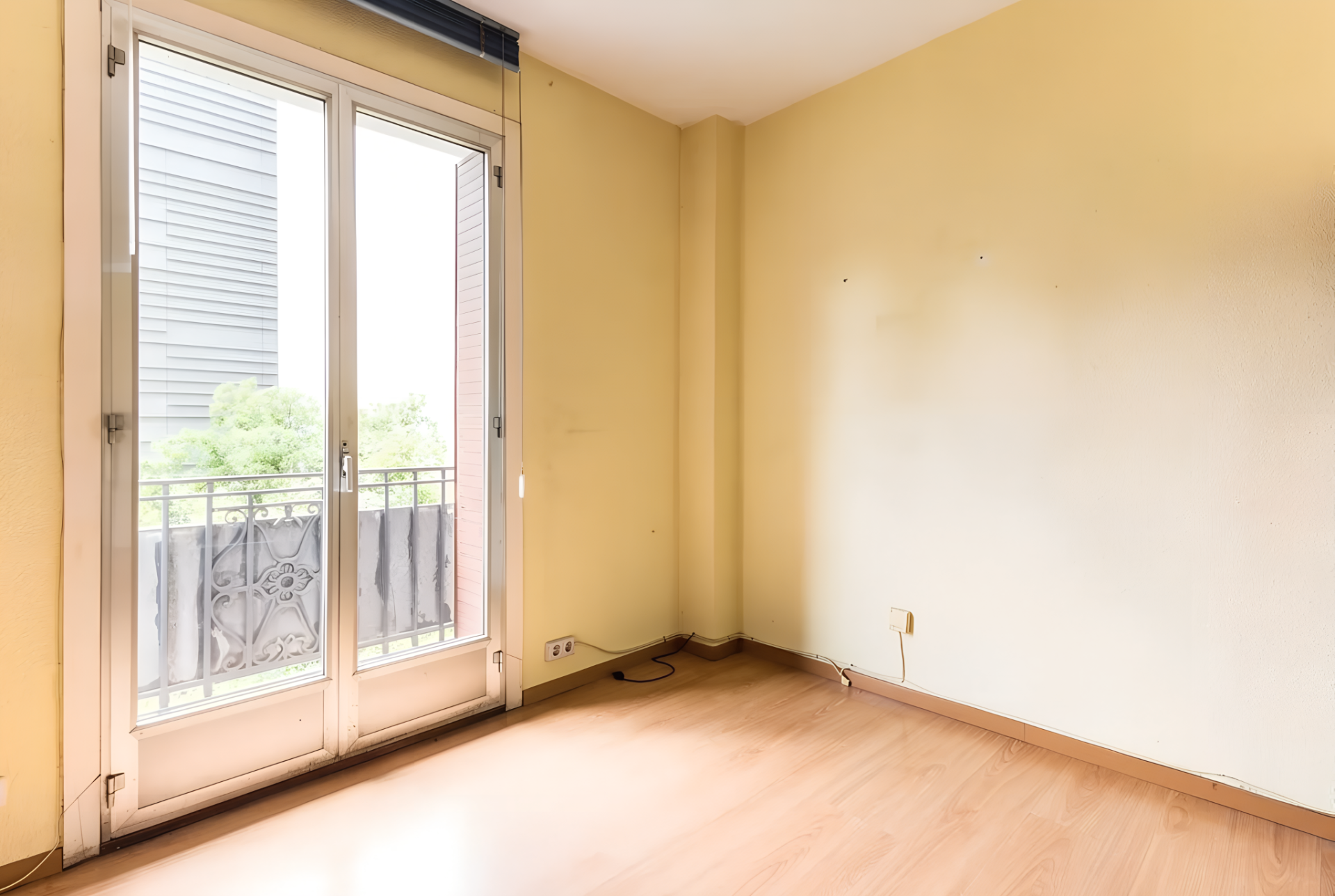 Magnificent exterior property to renovate on the third floor of a classic building.