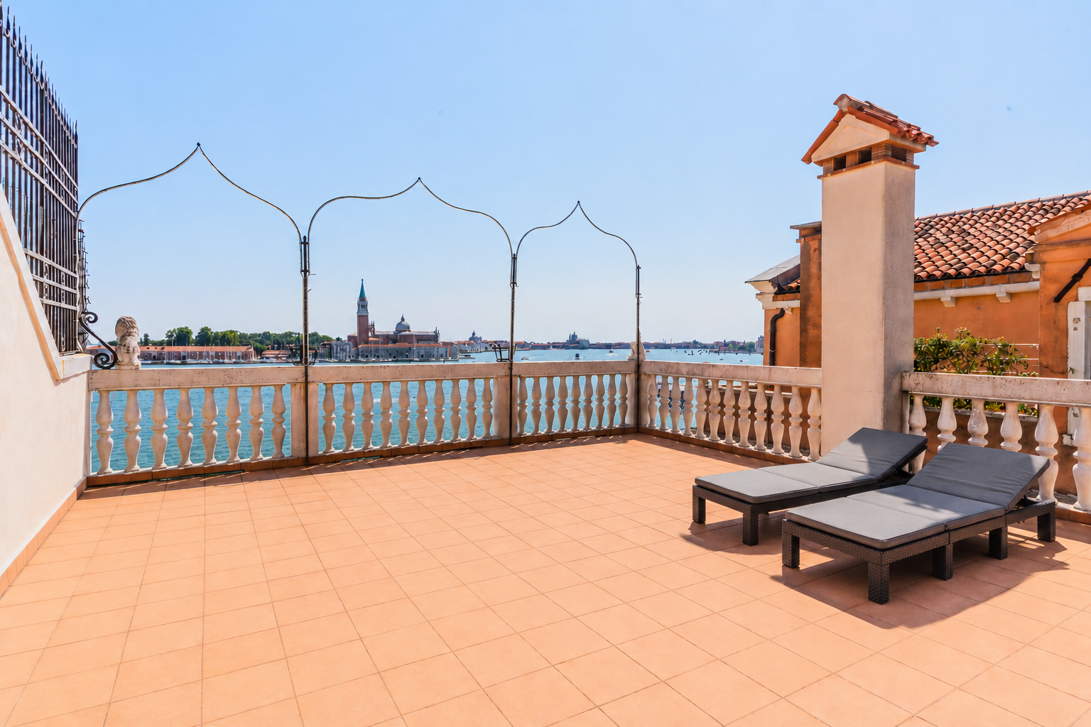 Terrasse am Wasser: das Privileg, das Becken von San Marco zu erleben