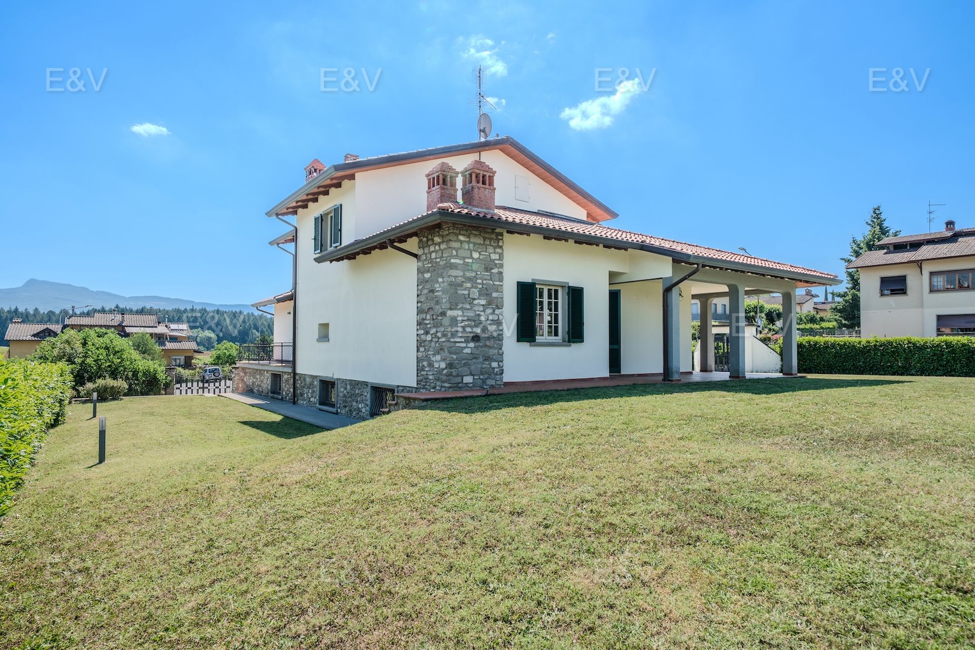 Spacious, renovated villa with a garden