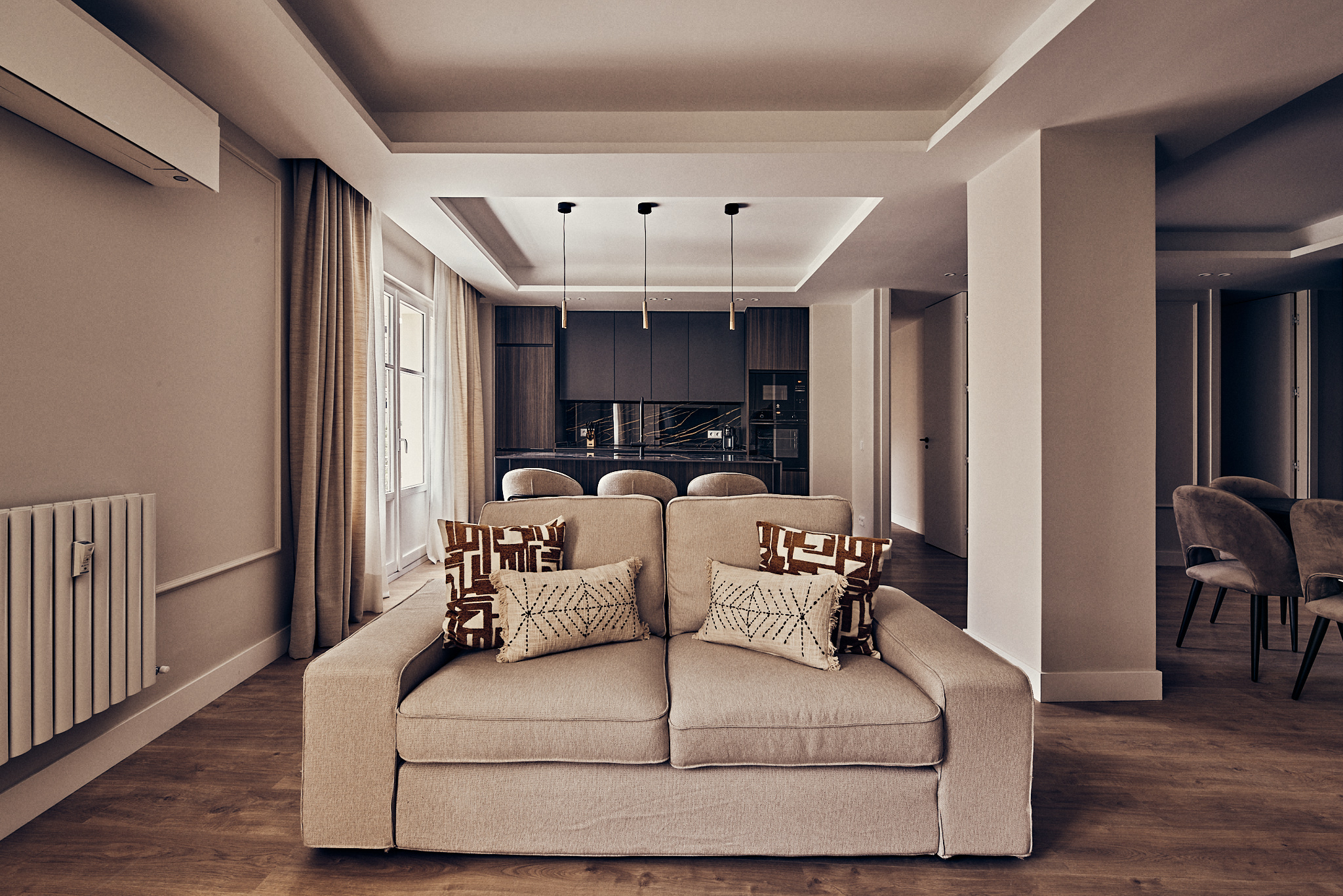 Three-bedroom ground floor flat, refurbished and furnished in Goya