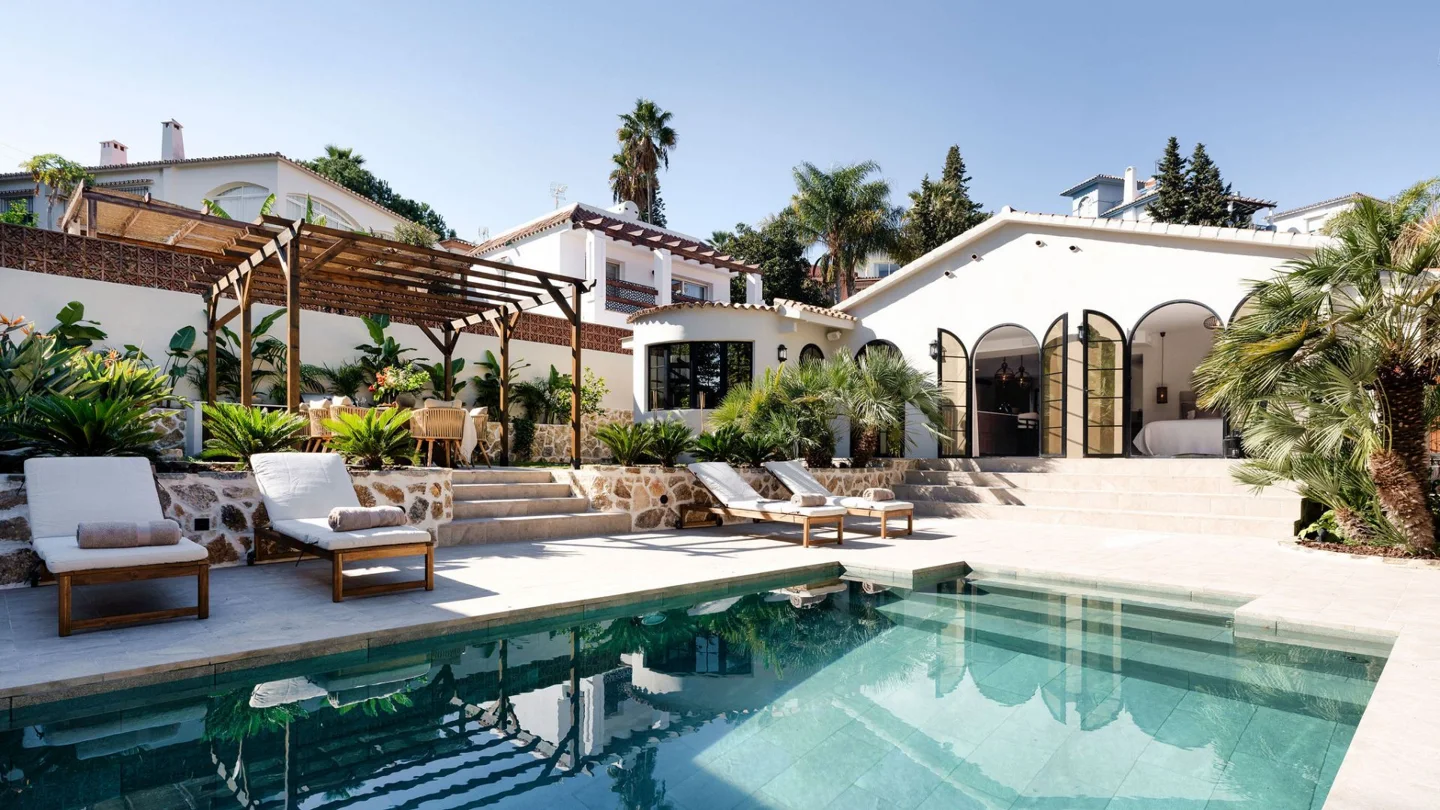 Moderne Villa in Nueva Andalucia in Gehweite zu Annehmlichkeiten
