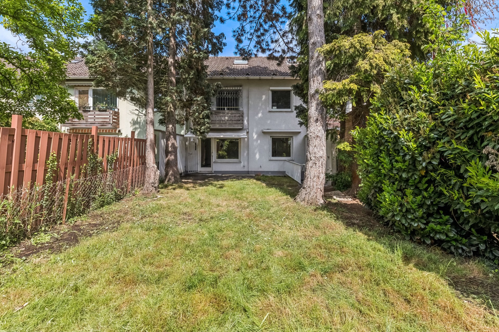 Mid-terrace house with large garden and great potential in Bonn-Lengsdorf