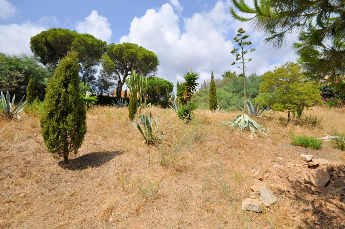 Plot in the heart of Elviria with sea views