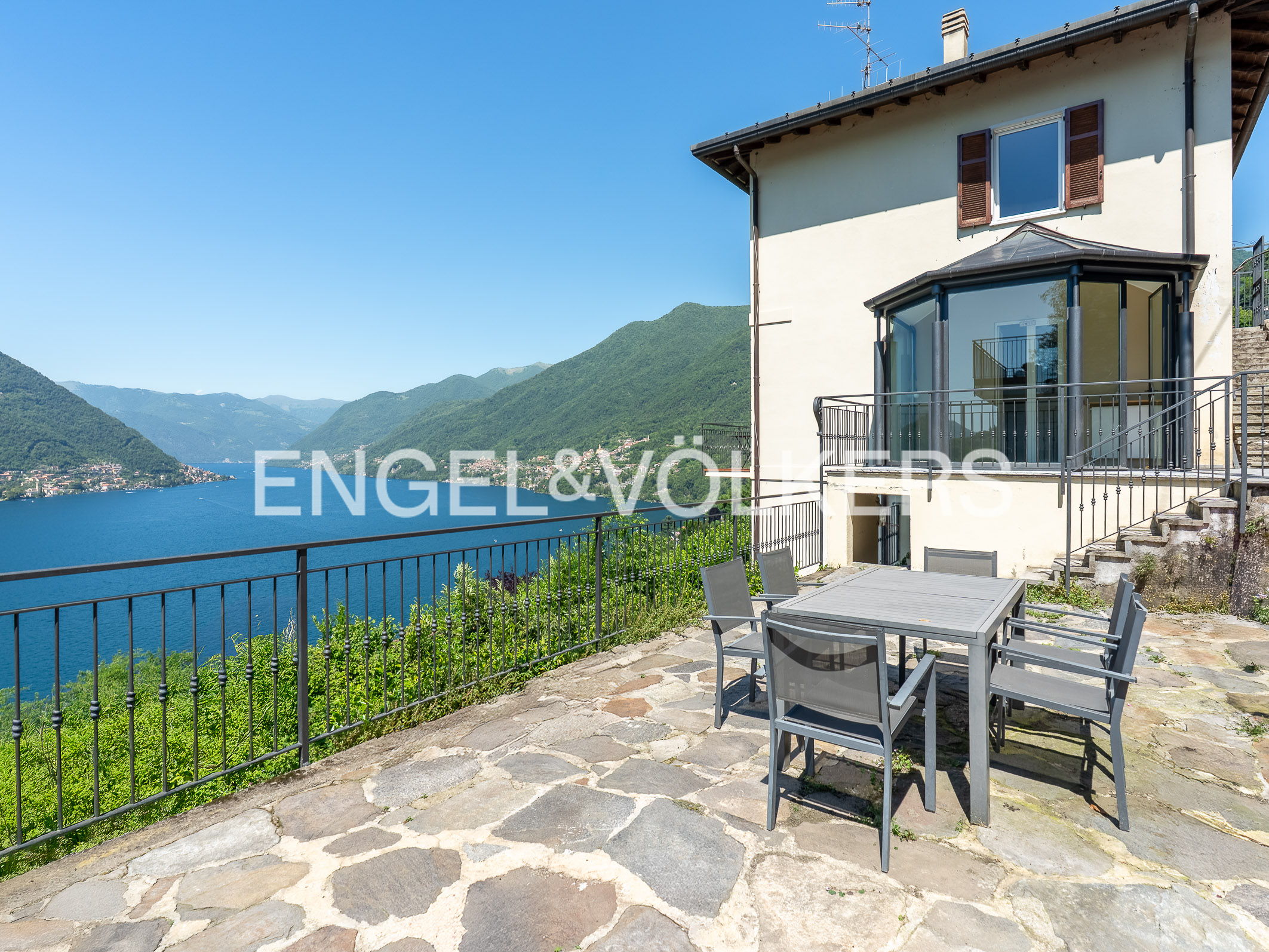 Villa mit atemberaubendem Seeblick