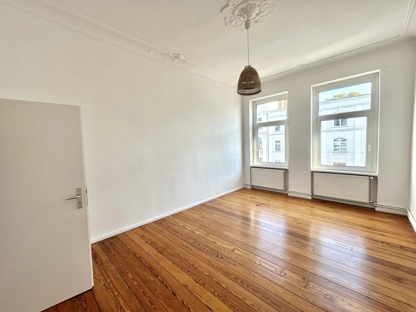 Altbaucharme in Stadtfeld-Ost – Stilvolle 3-Zimmer-Wohnung mit Einbauküche - Photo 1