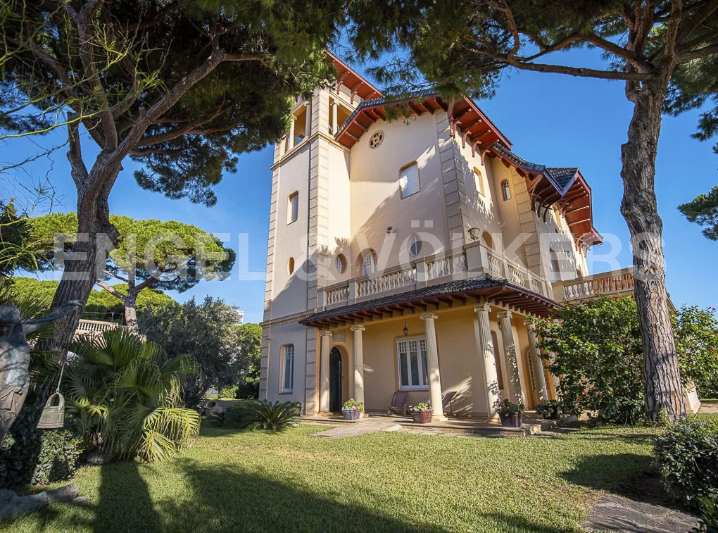 Villa on the seafront of the coast of Barcelona