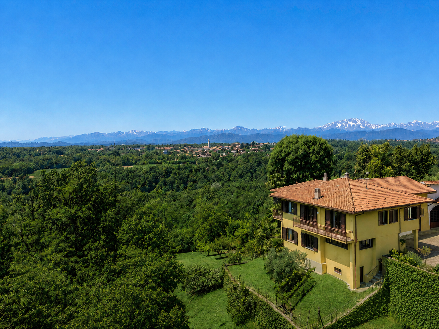 Detached villa with splendid view