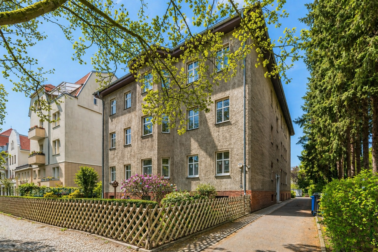 Modernisierte 2-Zimmer-Dachgeschosswohnung in begehrter Lage von Berlin-Lichterfelde