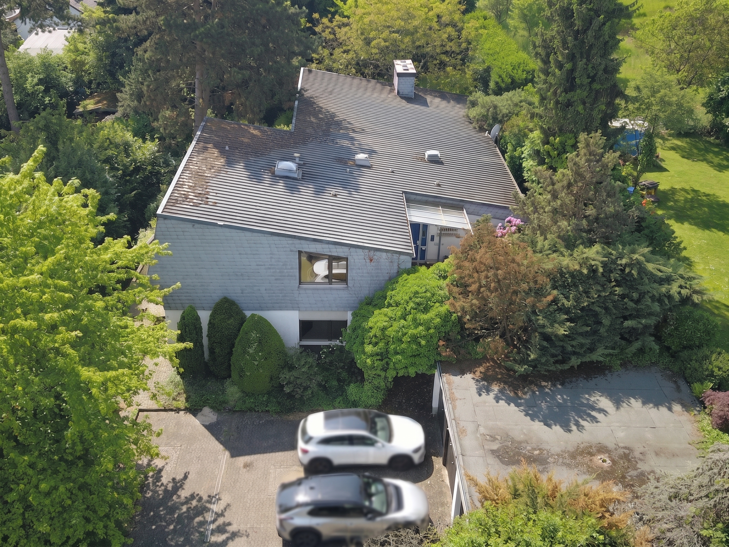 Großzügige Splitlevel-Villa mit Rheinblick