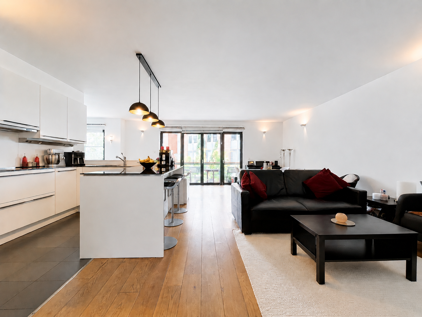 OFF-MARKET - Luxury apartment with terrace and access to a swimming pool