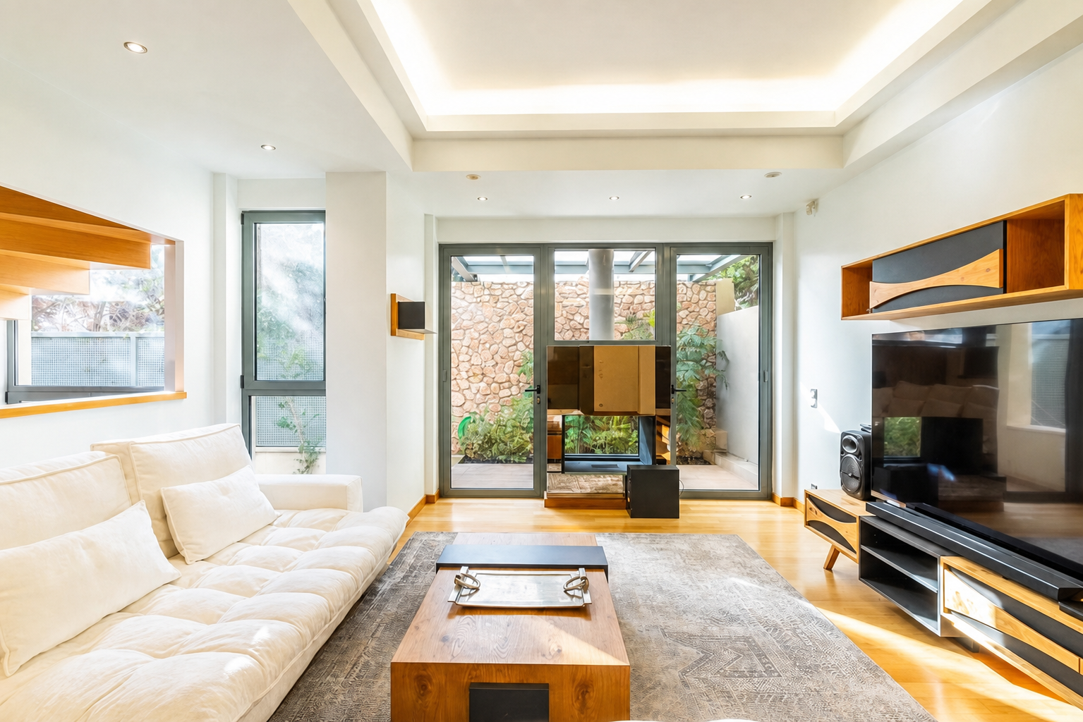 Luxurious 350 sq.m. maisonette with pool & garden